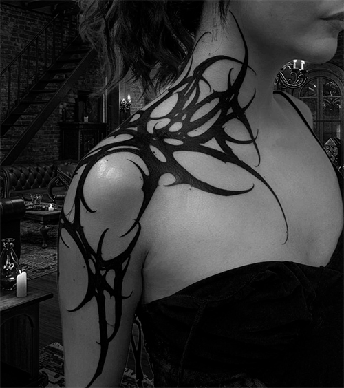 stil tattoo tribl devuchka s tattoo na pleche